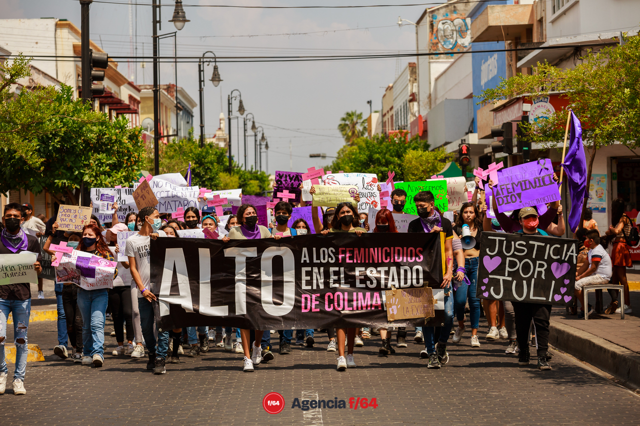 Alrededor de unos 150 adolescentes marcharon por las calles de Colima para pedir justicia por el feminicidio de Julissa.