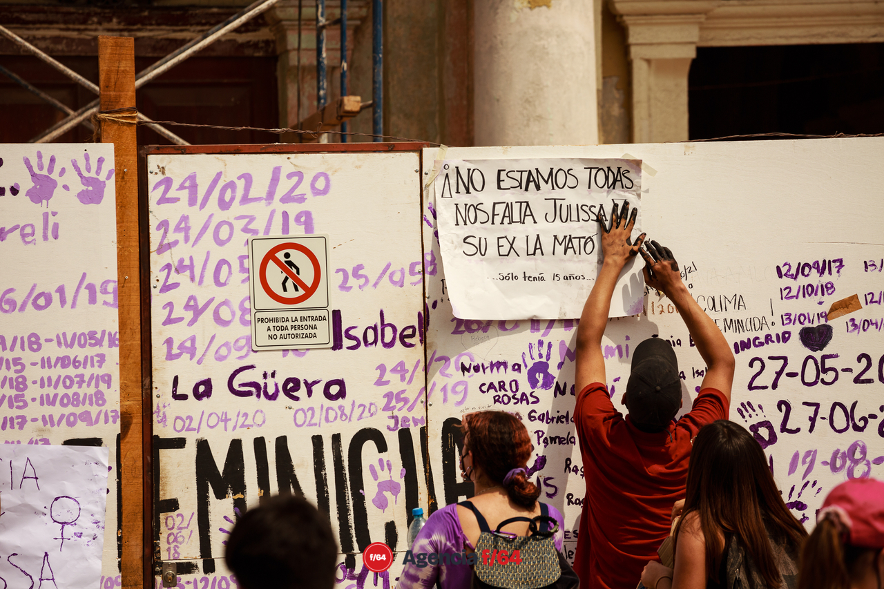 Alrededor de unos 150 adolescentes marcharon por las calles de Colima para pedir justicia por el feminicidio de Julissa.