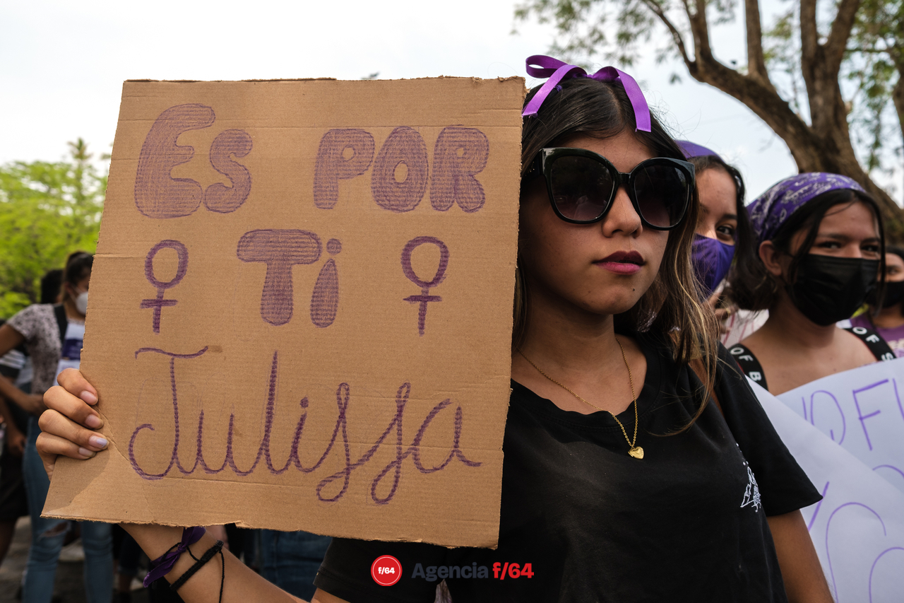 Alrededor de unos 150 adolescentes marcharon por las calles de Colima para pedir justicia por el feminicidio de Julissa.