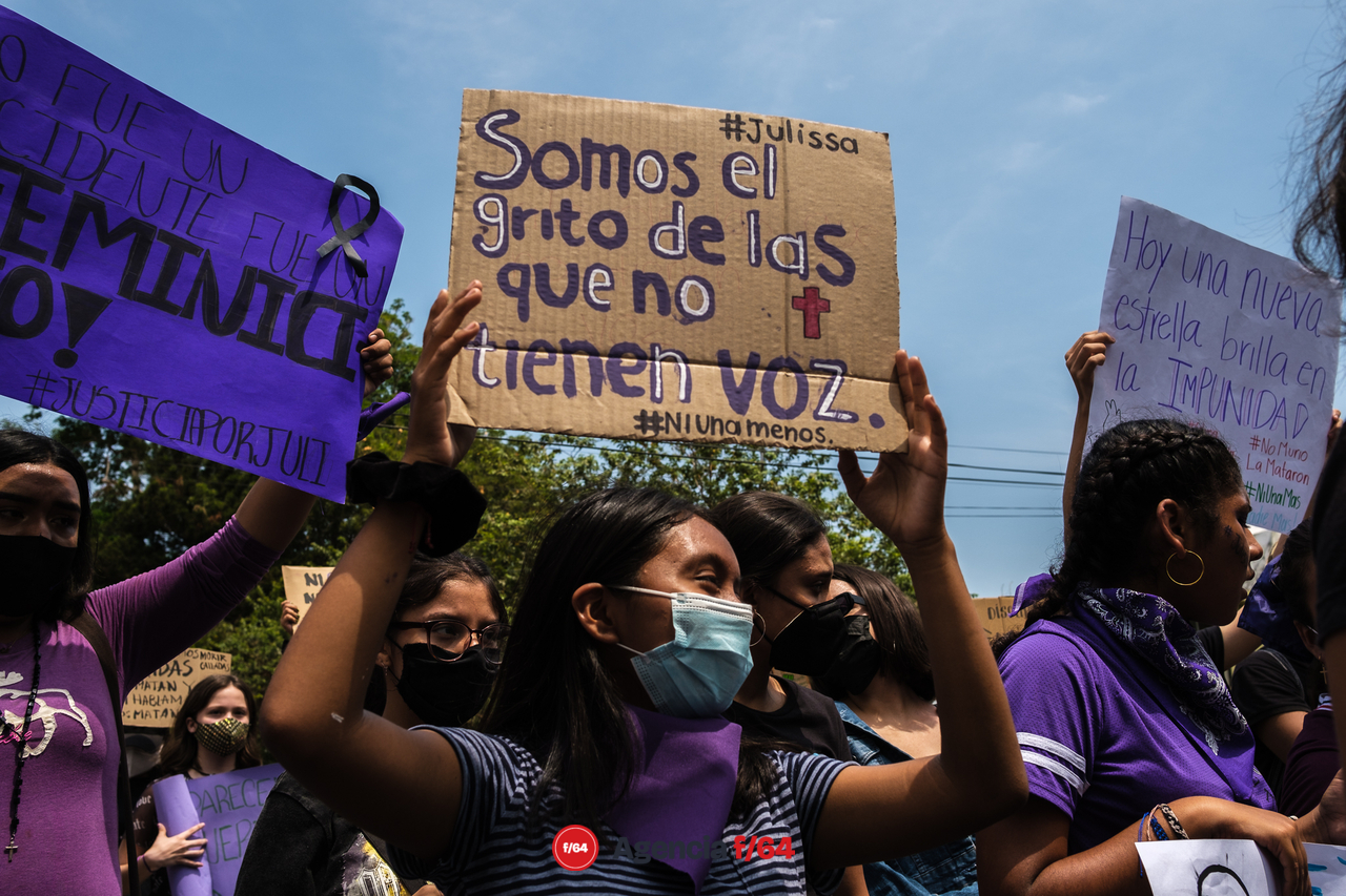 Alrededor de unos 150 adolescentes marcharon por las calles de Colima para pedir justicia por el feminicidio de Julissa.