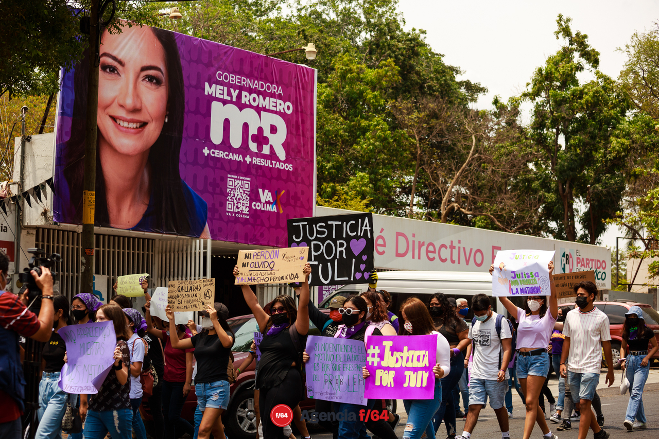 Alrededor de unos 150 adolescentes marcharon por las calles de Colima para pedir justicia por el feminicidio de Julissa.