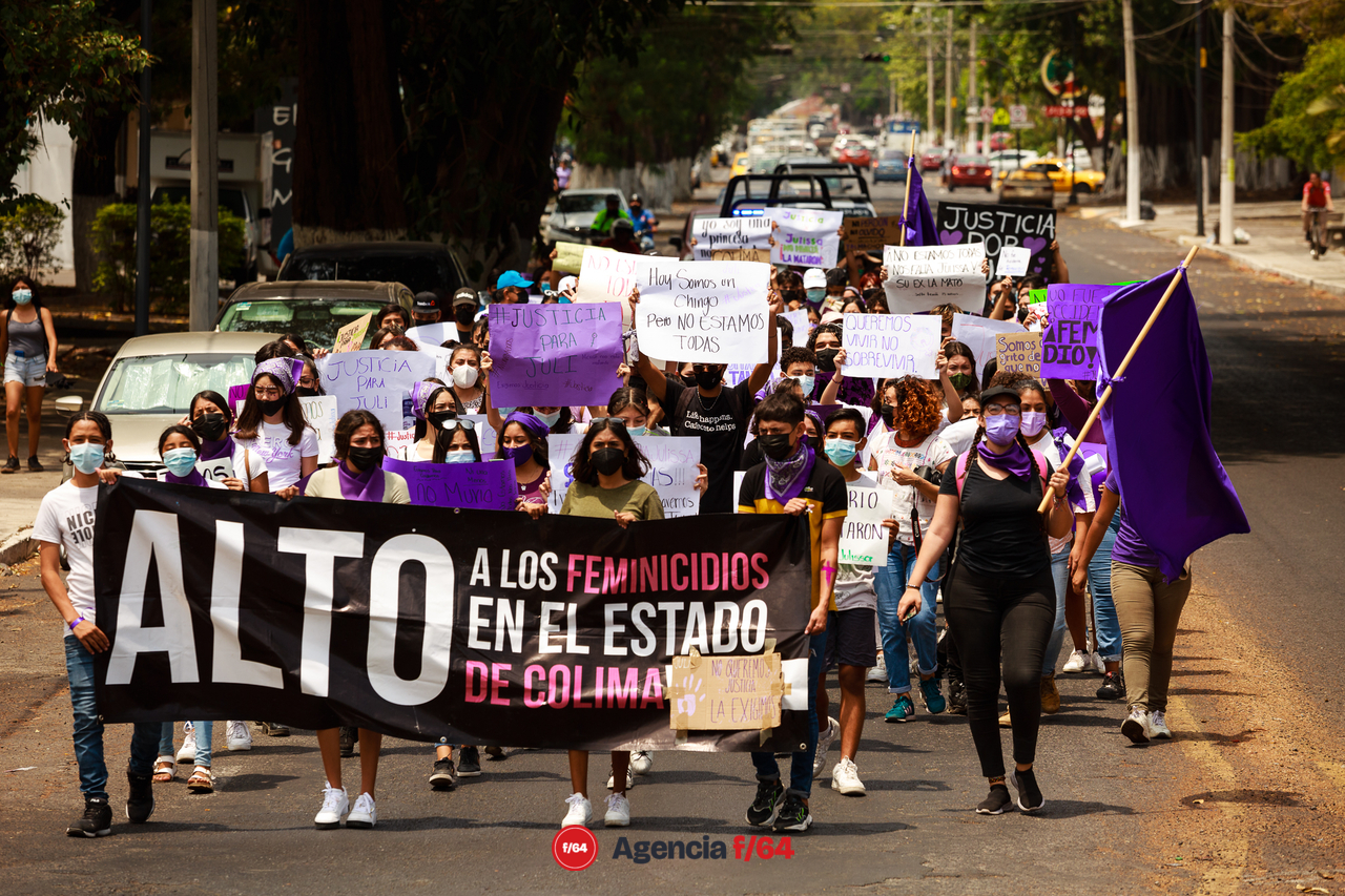Alrededor de unos 150 adolescentes marcharon por las calles de Colima para pedir justicia por el feminicidio de Julissa.