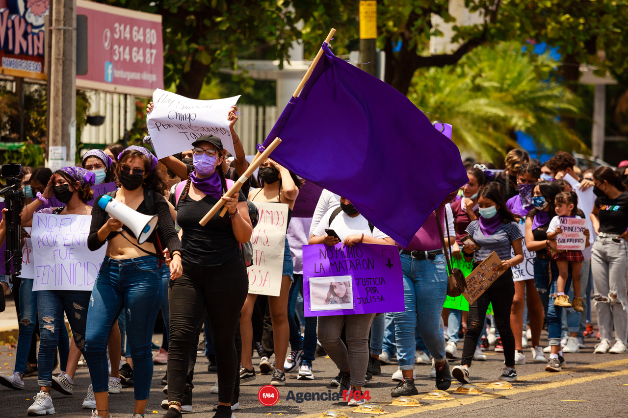 Alrededor de unos 150 adolescentes marcharon por las calles de Colima para pedir justicia por el feminicidio de Julissa.