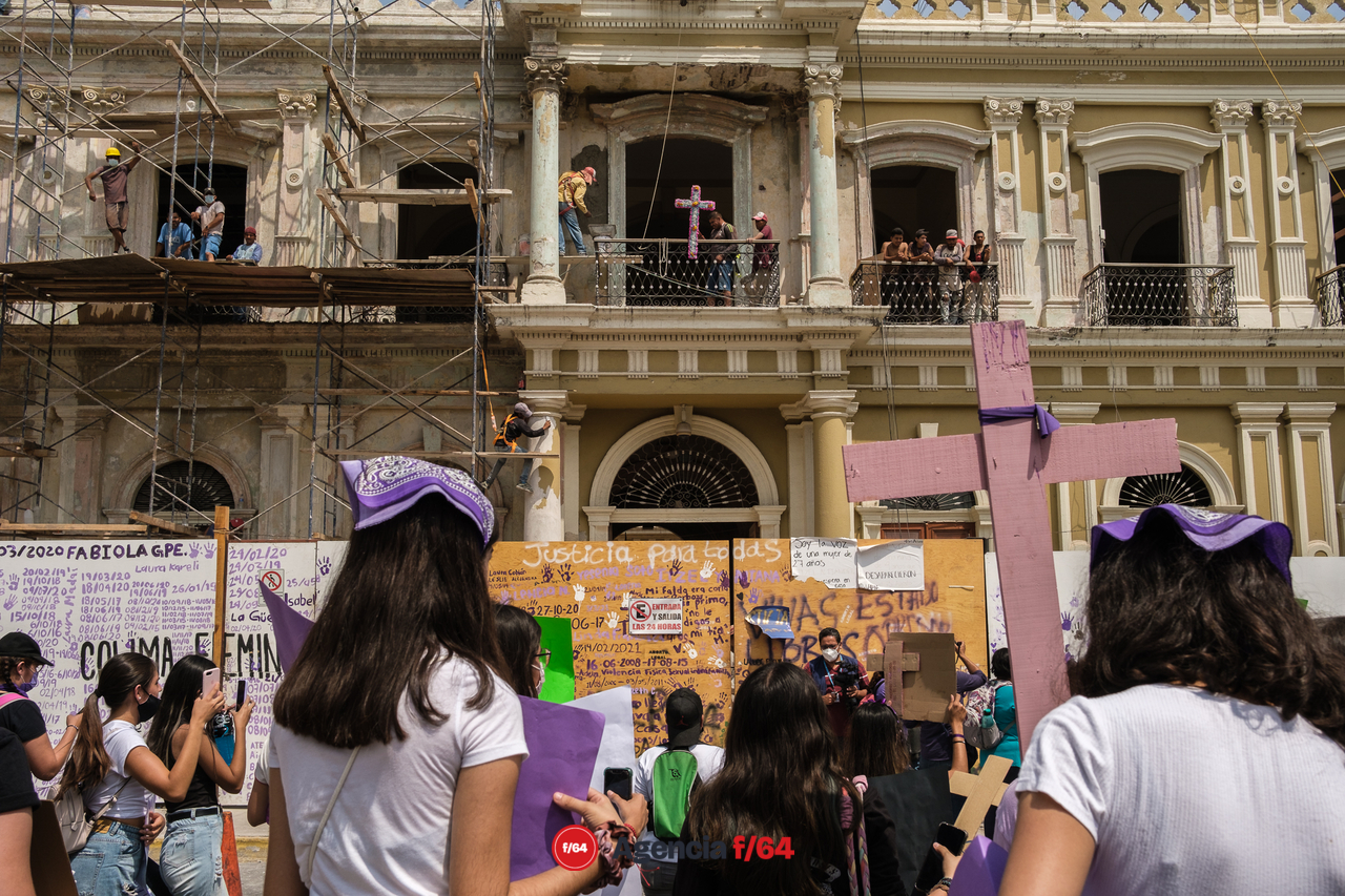 Alrededor de unos 150 adolescentes marcharon por las calles de Colima para pedir justicia por el feminicidio de Julissa.

Los trabajadores del Palacio de Gobierno fueron sorprendidos por la marcha.