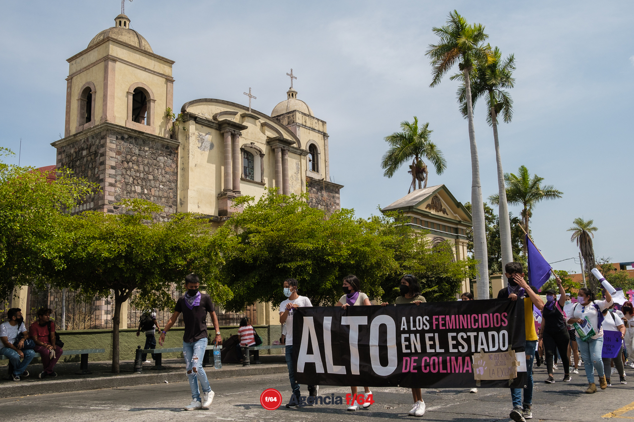 Alrededor de unos 150 adolescentes marcharon por las calles de Colima para pedir justicia por el feminicidio de Julissa.