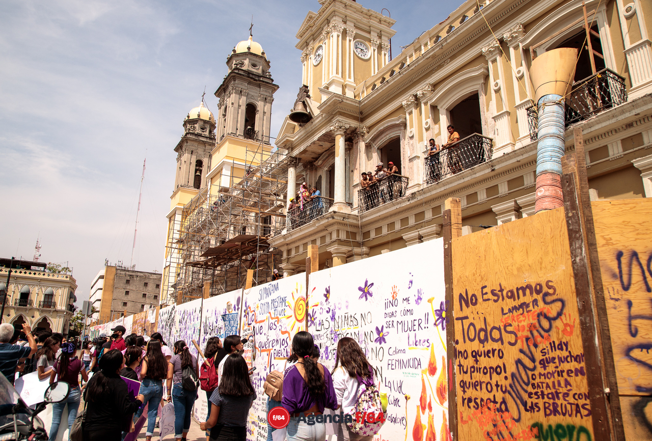 Alrededor de unos 150 adolescentes marcharon por las calles de Colima para pedir justicia por el feminicidio de Julissa.