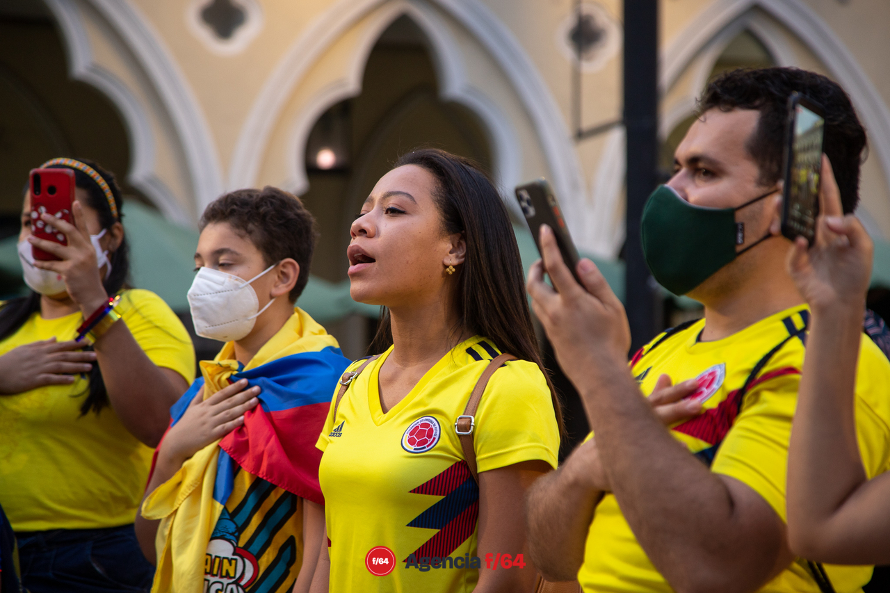 Durante la entonación del Himno Nacional de Colombia.