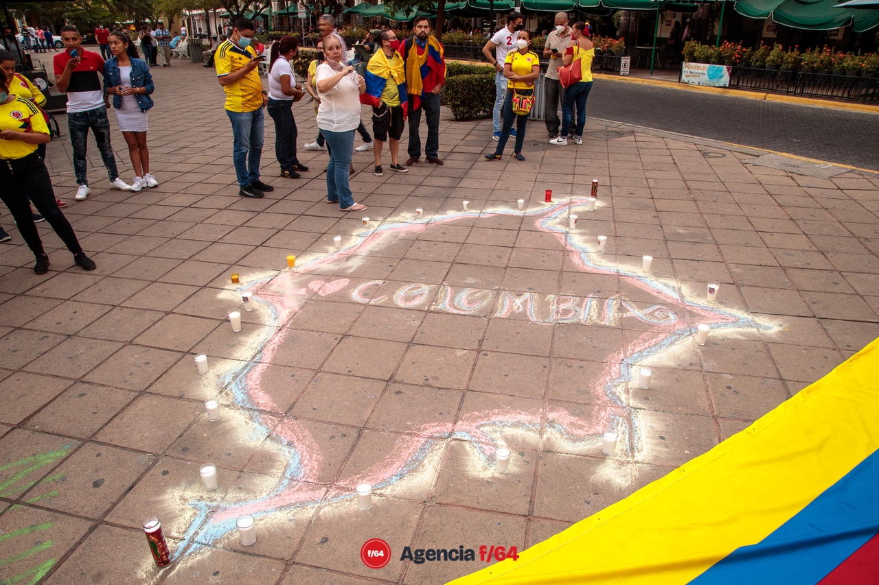 Colombianos se manifiestan pacíficamente en la Capital de Colima.