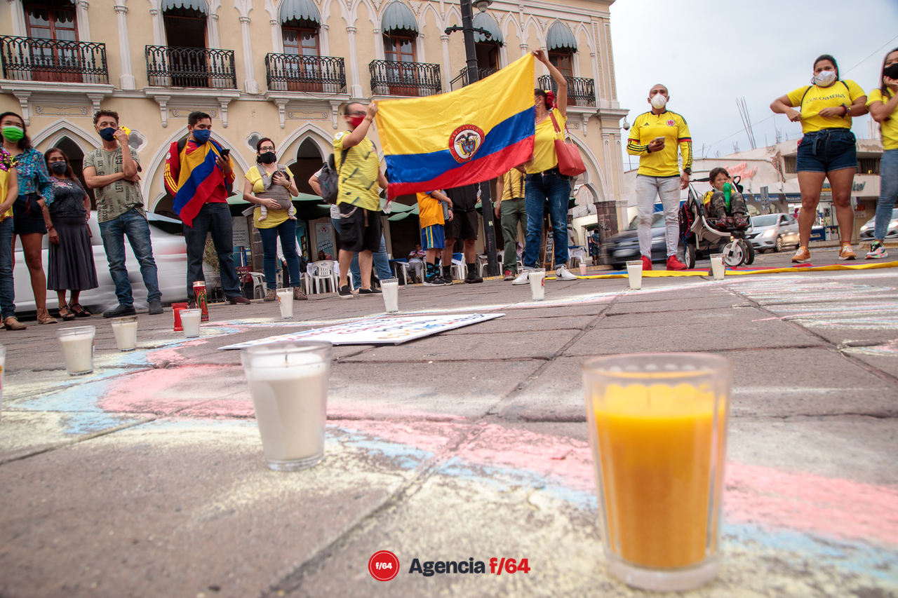 Colombianos en colima, portaron playeras y banderas de su país natal.