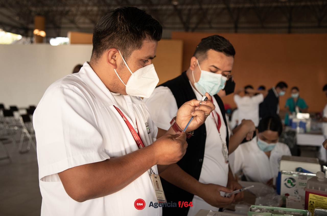 Enfermeras y enfermeros del sector Salud del Estado de Colima que han trabajado en la vacunación contra COVID-19.