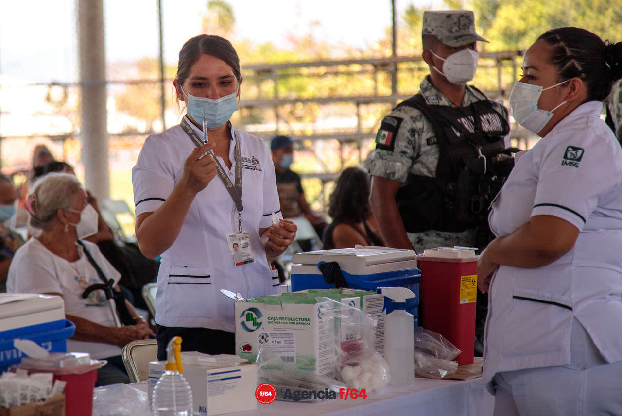 Enfermeras y enfermeros del sector Salud del Estado de Colima que han trabajado en la vacunación contra COVID-19.