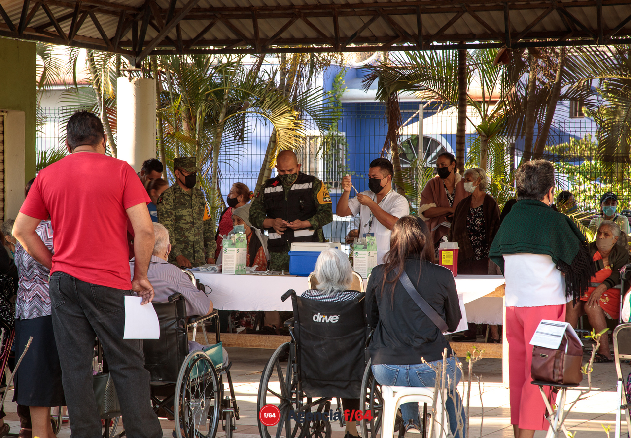 Enfermeras y enfermeros del sector Salud del Estado de Colima que han trabajado en la vacunación contra COVID-19.