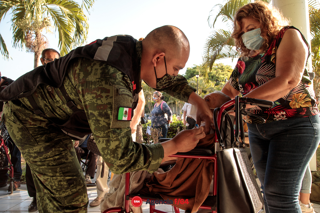 Enfermeras y enfermeros del sector Salud del Estado de Colima que han trabajado en la vacunación contra COVID-19.