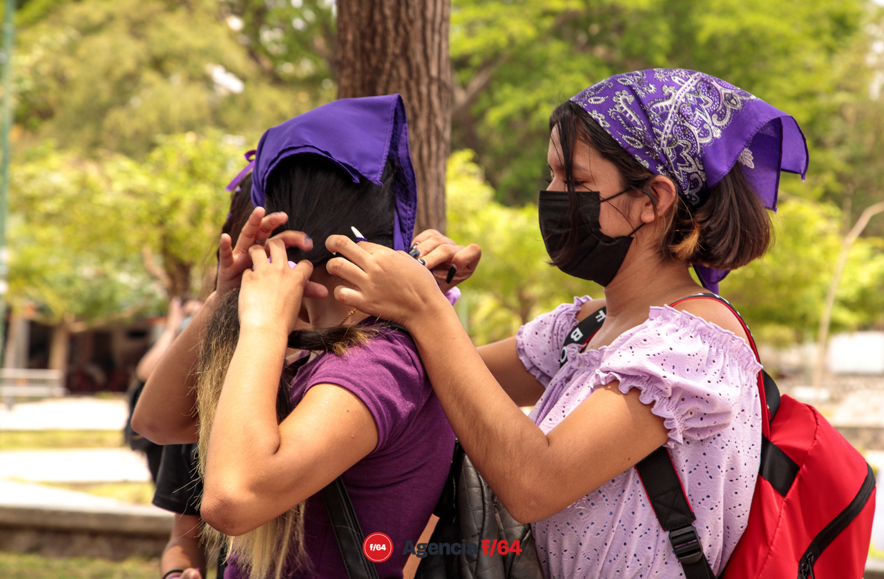 Alrededor de unos 150 adolescentes marcharon por las calles de Colima para pedir justicia por el feminicidio de Julissa.