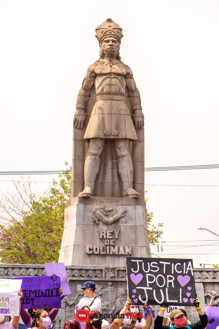 Alrededor de unos 150 adolescentes marcharon por las calles de Colima para pedir justicia por el feminicidio de Julissa.