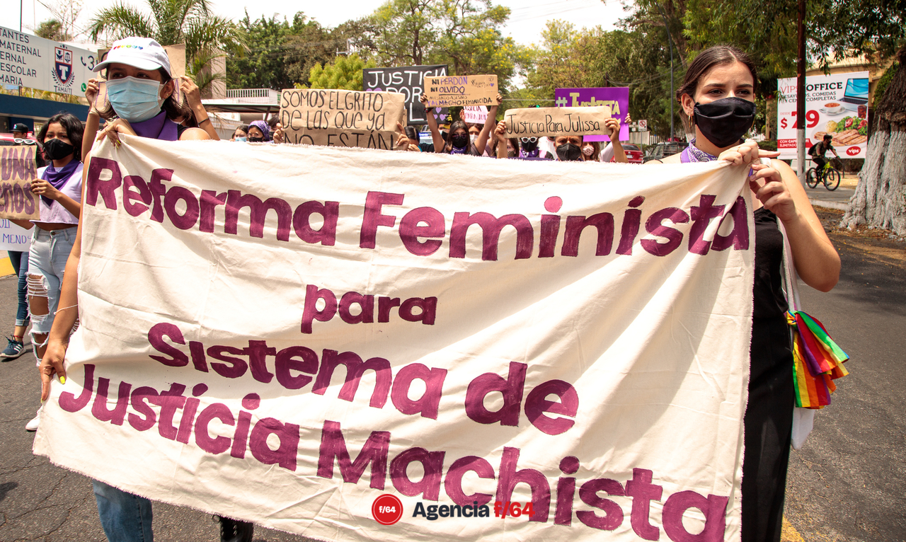 Alrededor de unos 150 adolescentes marcharon por las calles de Colima para pedir justicia por el feminicidio de Julissa.