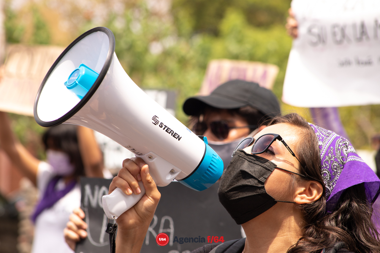 Alrededor de unos 150 adolescentes marcharon por las calles de Colima para pedir justicia por el feminicidio de Julissa.