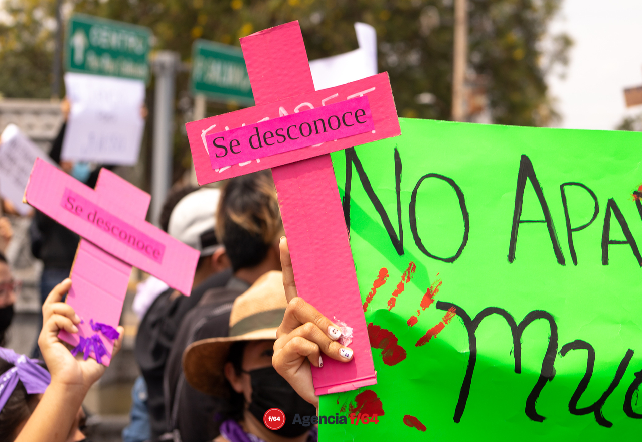 Alrededor de unos 150 adolescentes marcharon por las calles de Colima para pedir justicia por el feminicidio de Julissa.