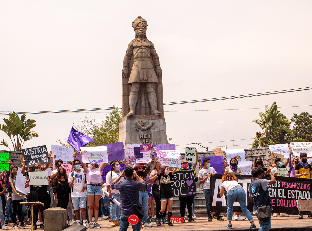 Alrededor de unos 150 adolescentes marcharon por las calles de Colima para pedir justicia por el feminicidio de Julissa.