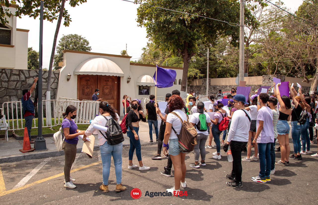 Alrededor de unos 150 adolescentes marcharon por las calles de Colima para pedir justicia por el feminicidio de Julissa.