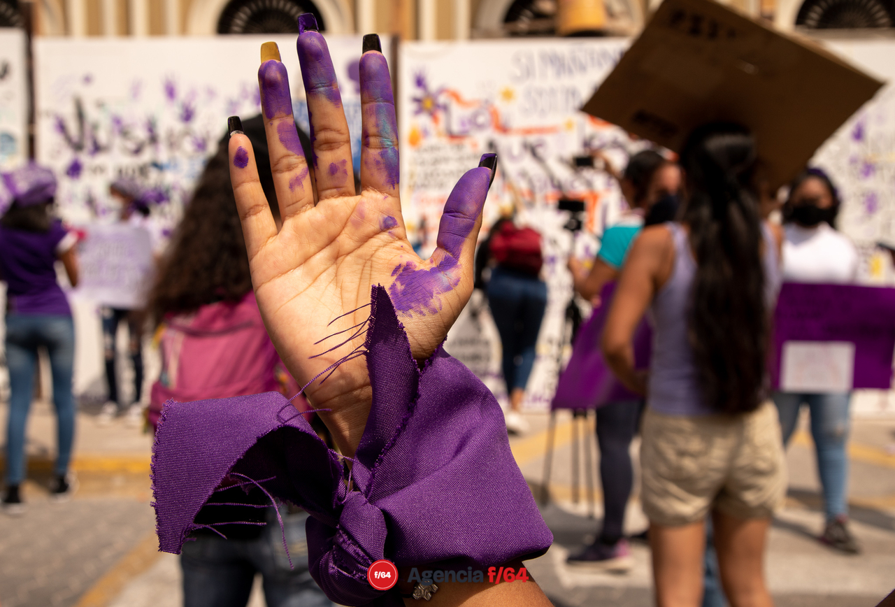 Alrededor de unos 150 adolescentes marcharon por las calles de Colima para pedir justicia por el feminicidio de Julissa.