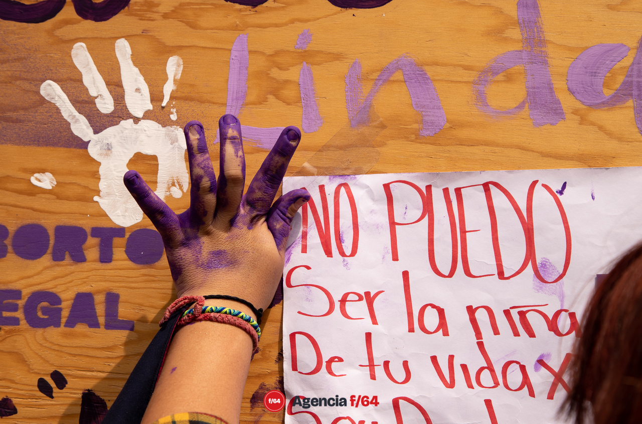 Alrededor de unos 150 adolescentes marcharon por las calles de Colima para pedir justicia por el feminicidio de Julissa.
