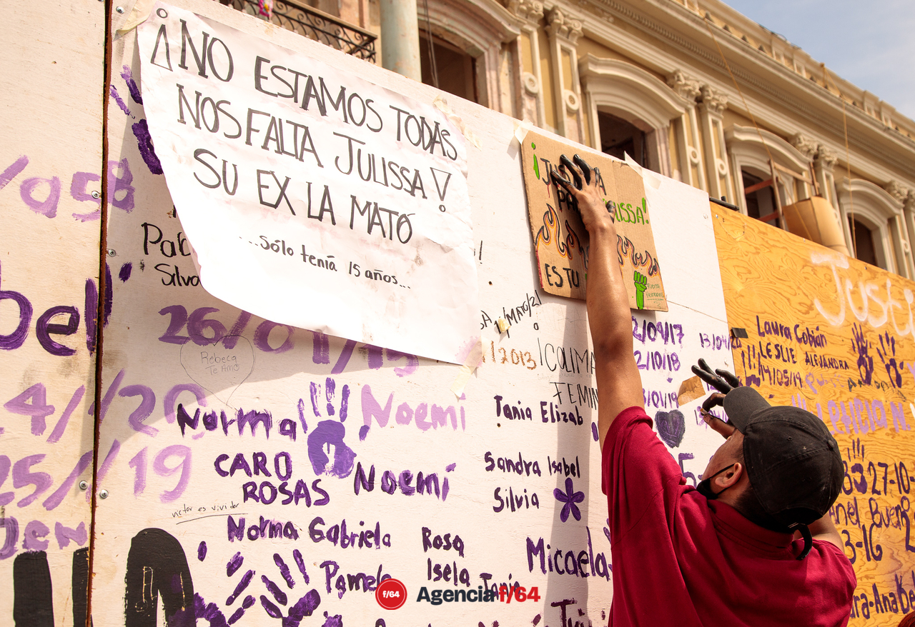 Alrededor de unos 150 adolescentes marcharon por las calles de Colima para pedir justicia por el feminicidio de Julissa.